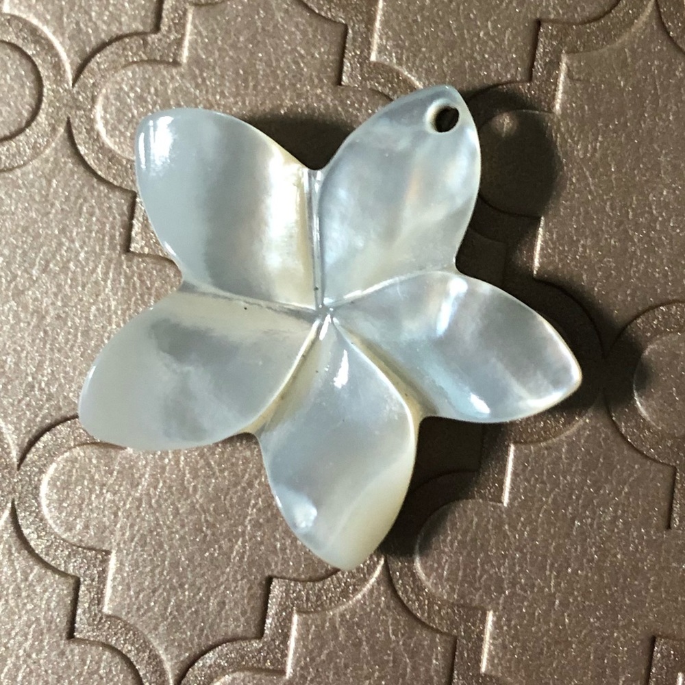 Hawaiian shell flower pendant